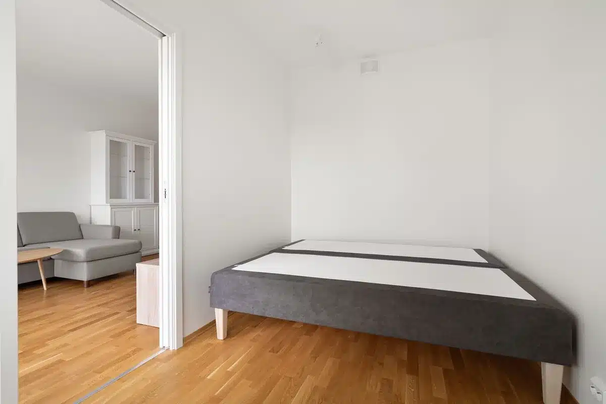 Meccanismo di apertura di un divano letto con sistema assistito