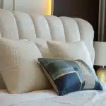 Letto confortevole con cuscini e biancheria ordinata in luce naturale mattutina