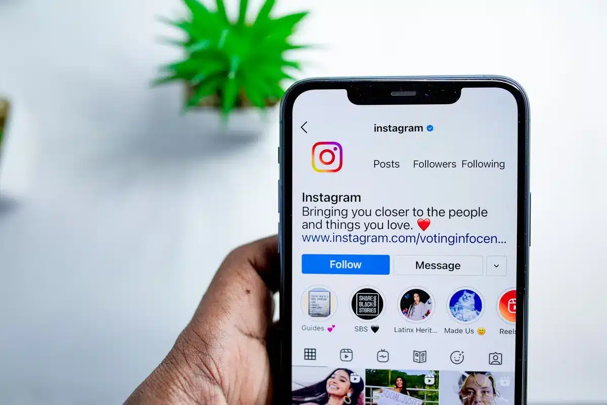 Persona che interagisce con contenuti sui social media, mostrando engagement e community building