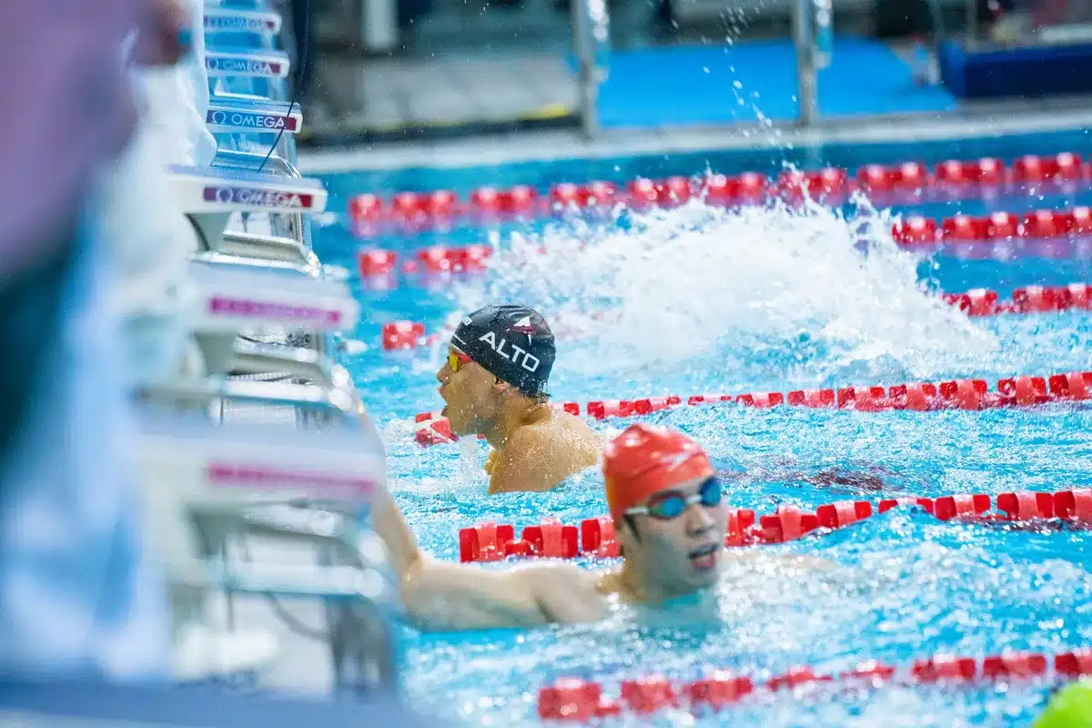 Momento della gara di Sara Curtis nei 50 metri dorso alla finale degli Europei