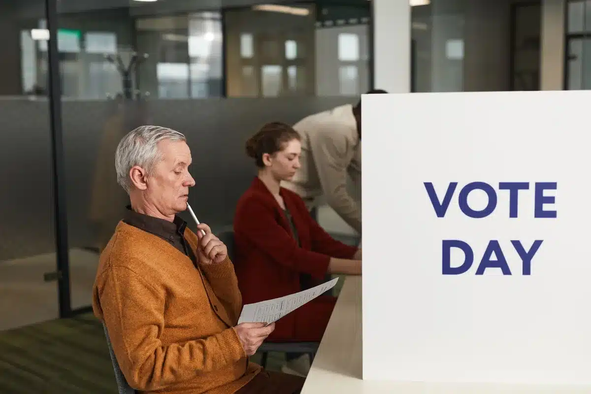 Persone anonime che votano in un seggio elettorale britannico il giorno delle elezioni