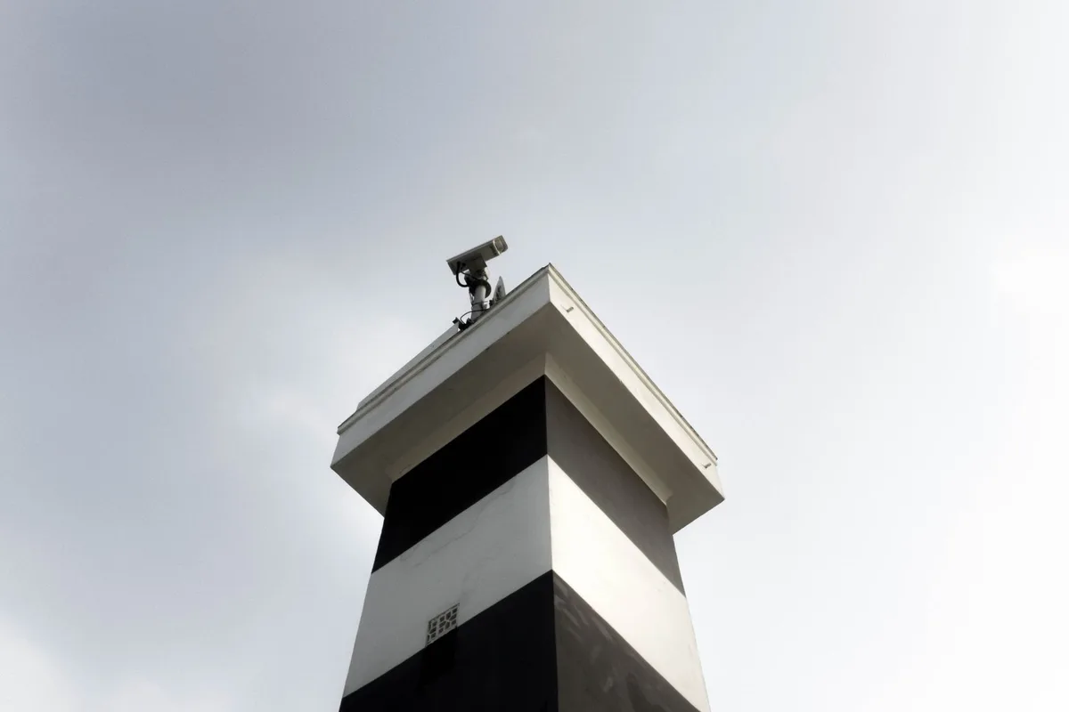 Guardie di sicurezza e sistemi di illuminazione presso uno stabilimento balneare
