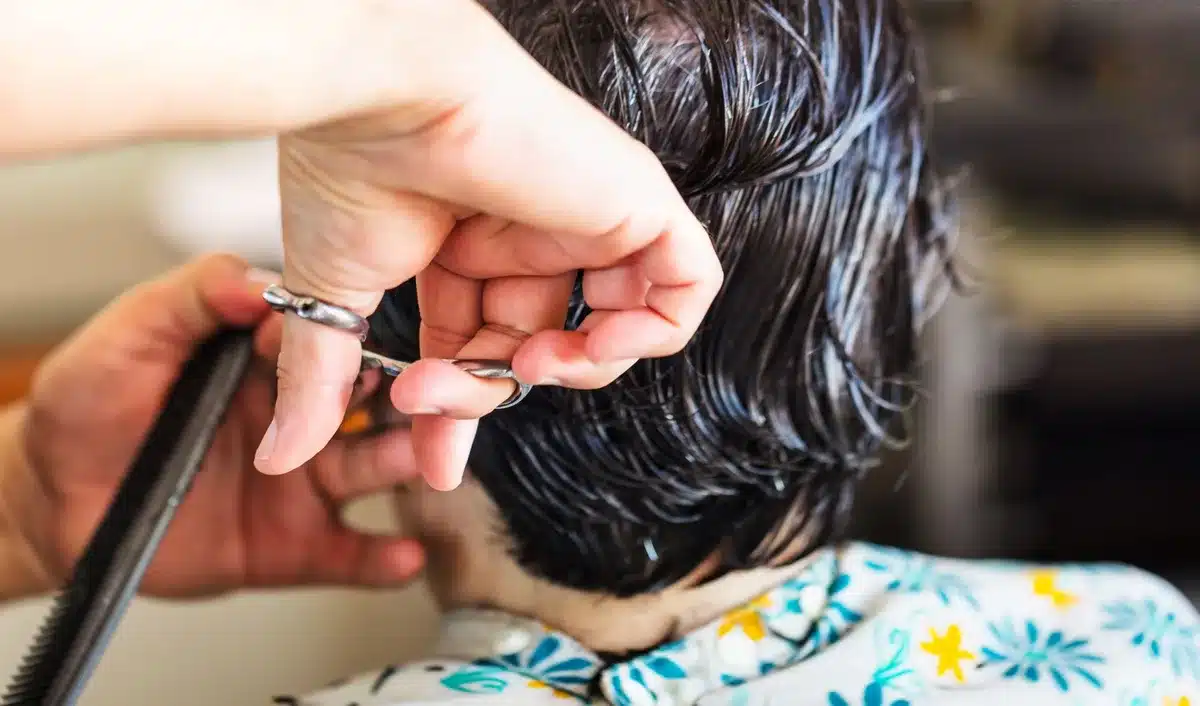 Evoluzione da taglio corto sportivo a flow cut moderno con texture naturale