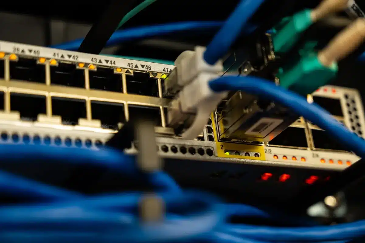 Router con cavi Ethernet collegati, componenti di rete domestica su scrivania