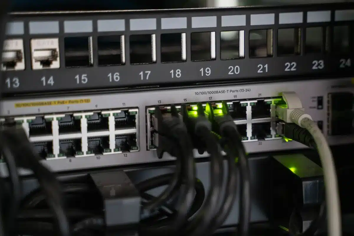 Sistema mesh Wi-Fi con più nodi posizionati in ambienti diversi di una casa