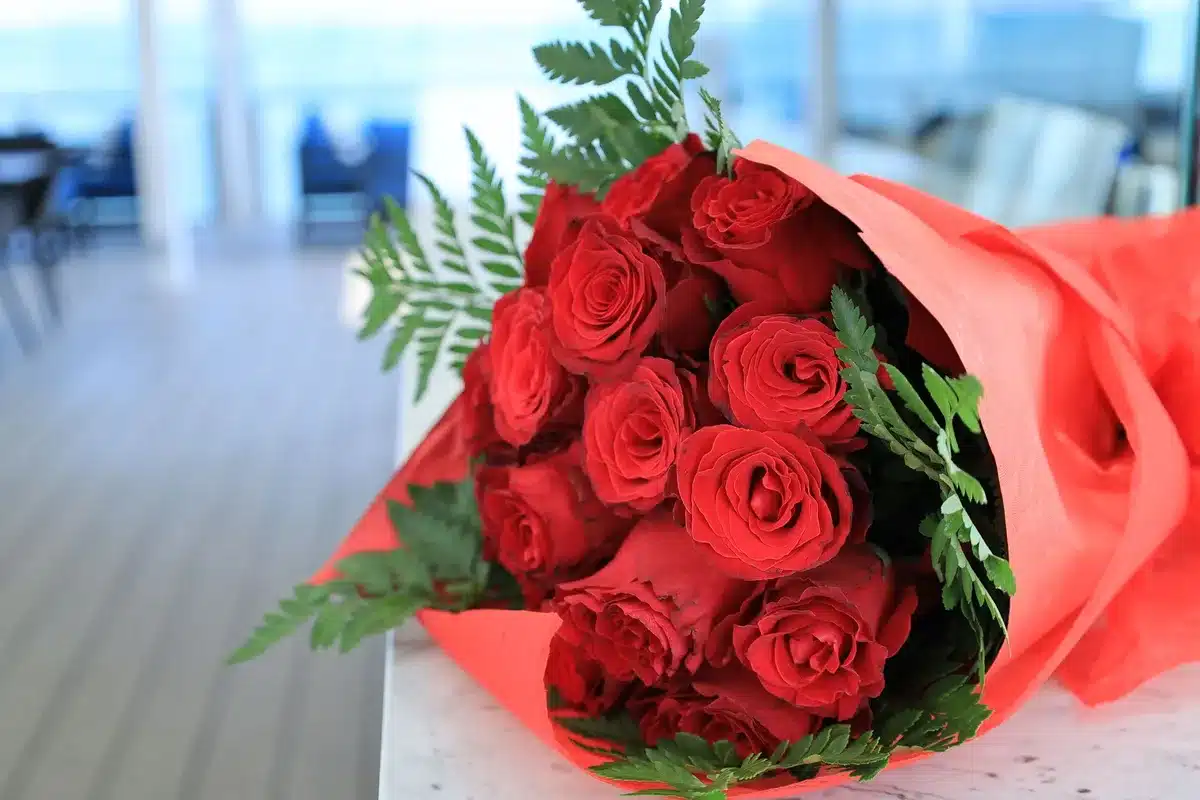 Bouquet di rose rosse con steli lunghi, simbolo di amore profondo e passionale.