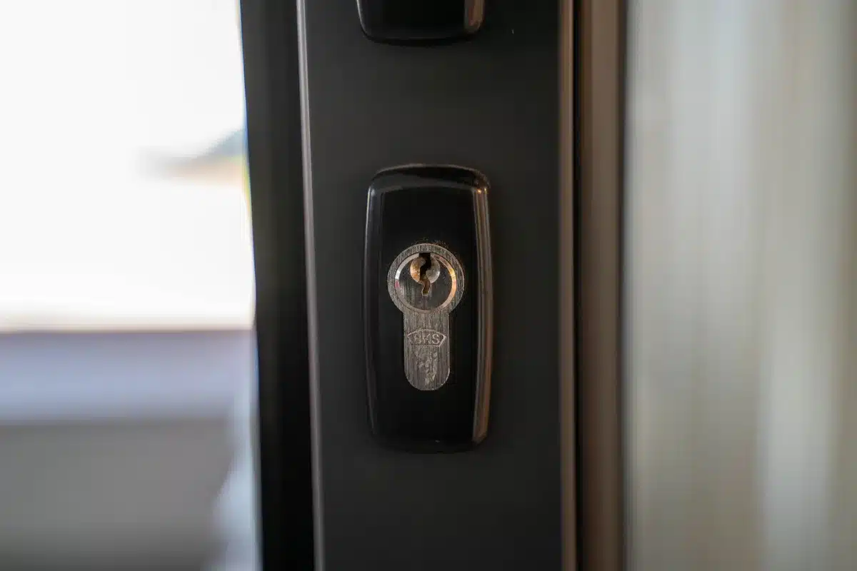 Serrature e finestre controllate per garantire la sicurezza della casa