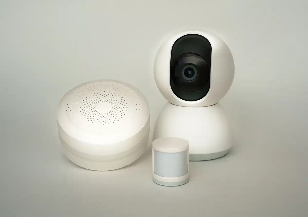 Sistema di allarme e telecamera di sorveglianza attivati in una casa