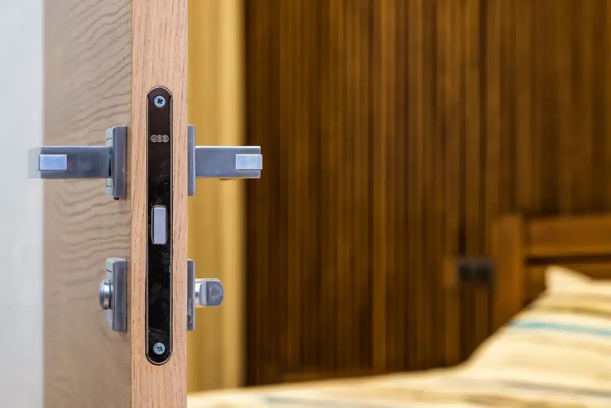 Mani che controllano una serratura di porta e verificano il funzionamento prima di partire