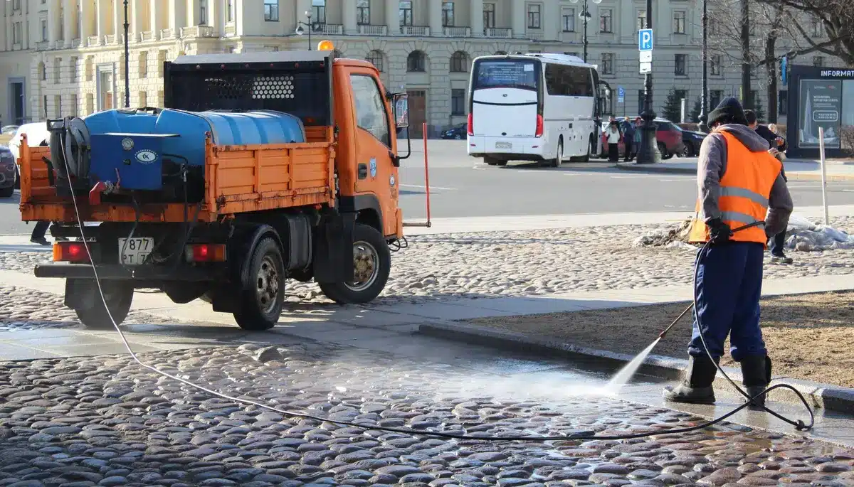 Operai comunali durante lavori di manutenzione in spazi pubblici