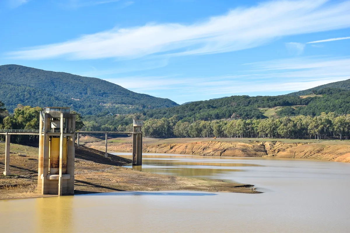 Fiume Po con portata ridotta durante periodi di siccitร