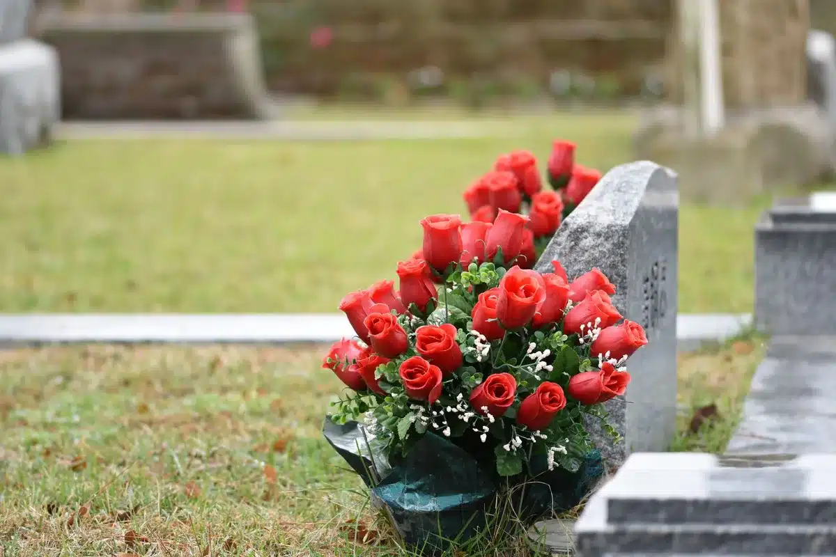 Fiori e omaggi spontanei lasciati in un luogo di pellegrinaggio in memoria