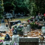 Fiori e messaggi lasciati in ricordo presso un luogo di memoria collettiva