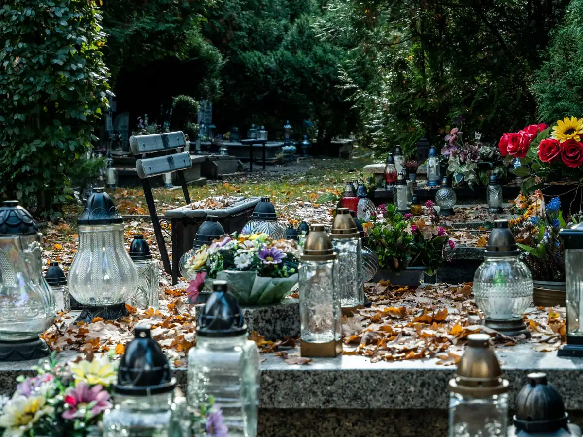 Fiori e messaggi lasciati in ricordo presso un luogo di memoria collettiva