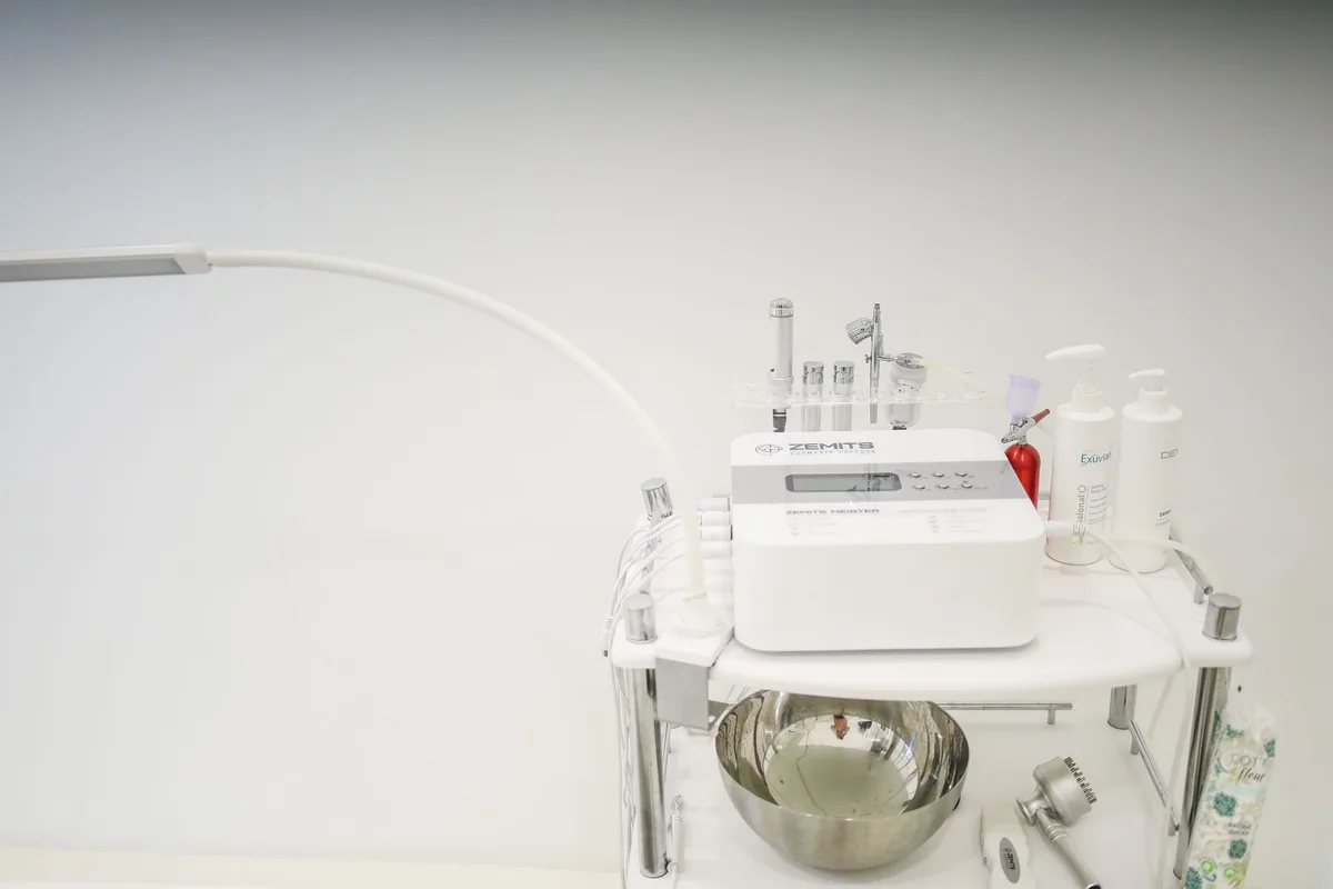 Dettaglio del manipolo che genera flussi d'acqua e sistema di aspirazione durante il trattamento