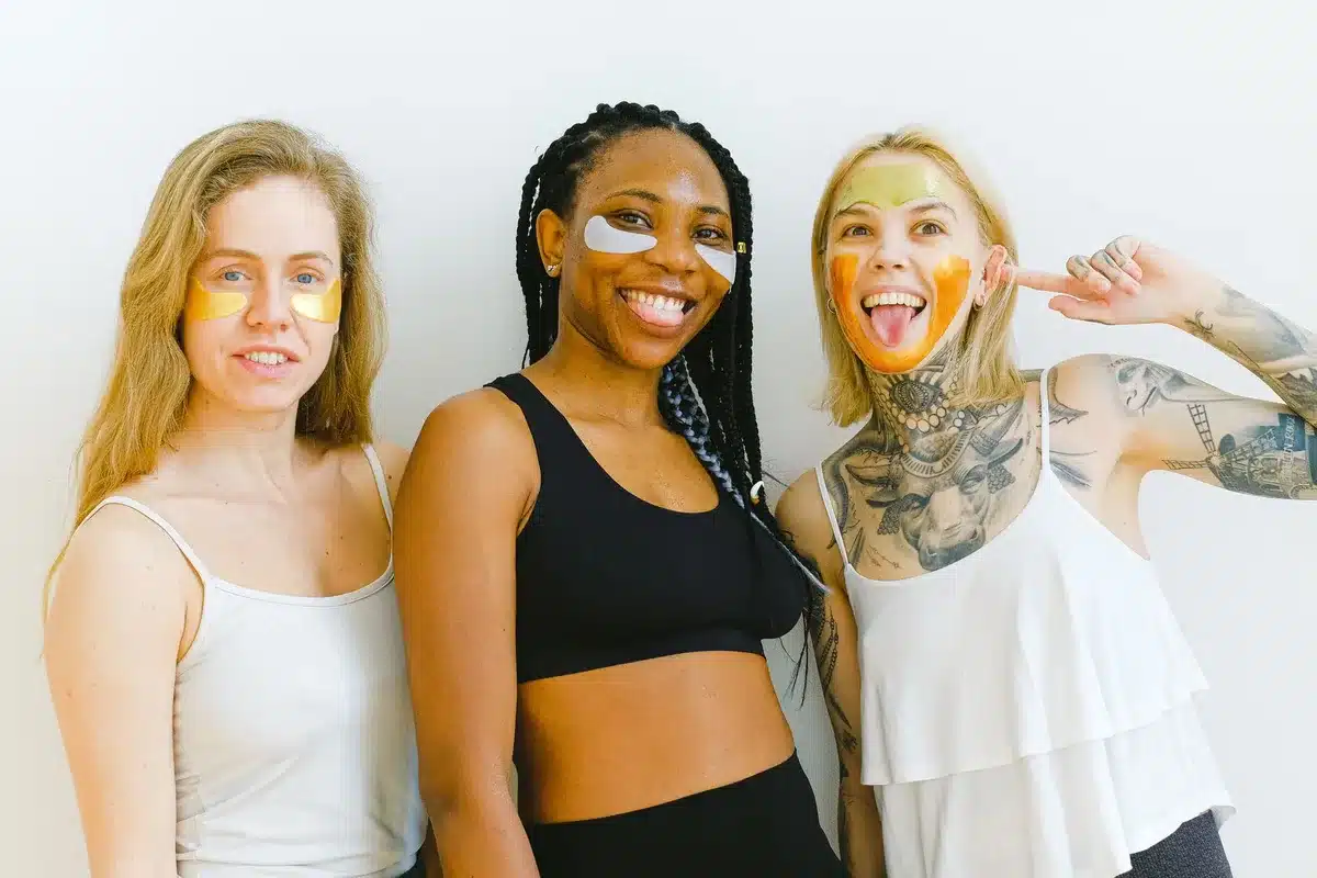 Persone con diversi tipi di pelle durante una routine di skincare personalizzata