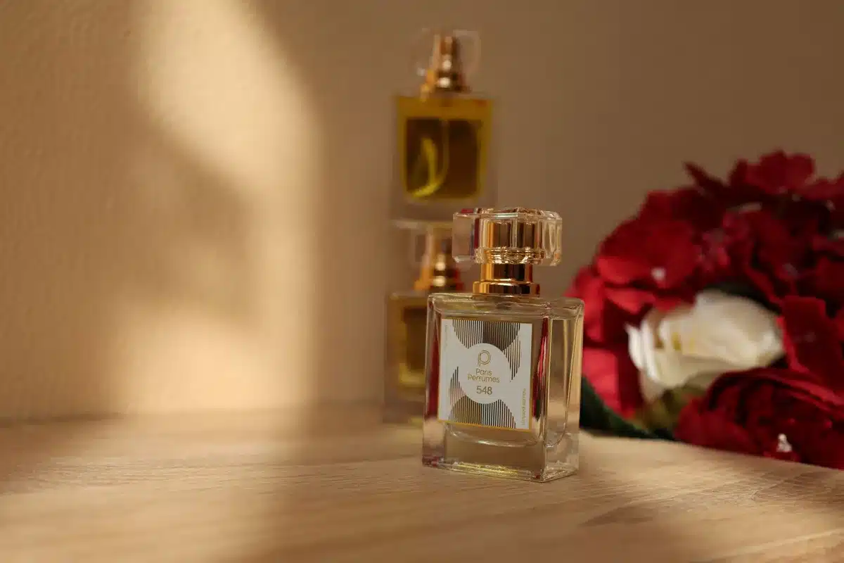 Flacone di profumo elegante e decorativo con composizione floreale fruttata