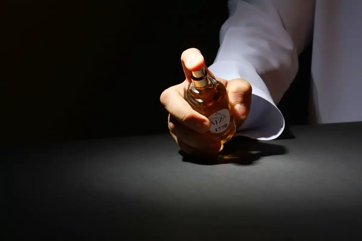 Flacone scuro e affascinante che evoca la notte e l'eleganza sofisticata