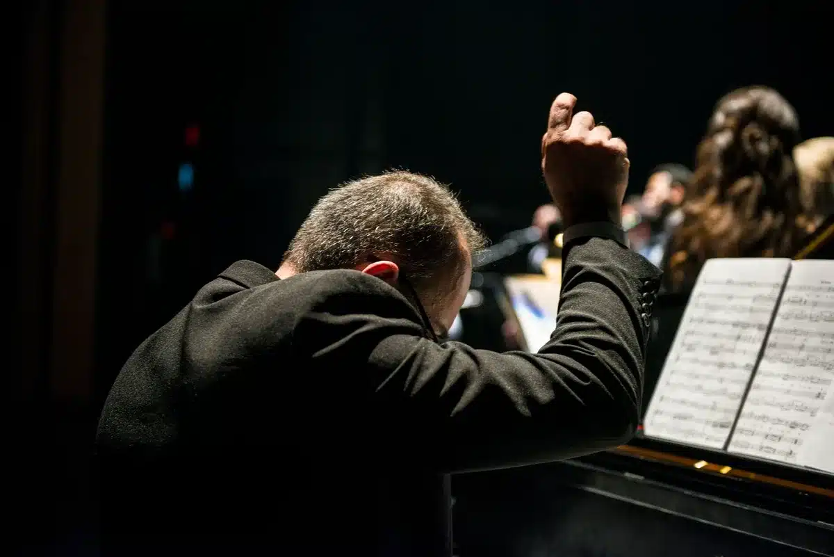 Orchestra con musicisti in scena durante una esecuzione di musica classica e belcanto.