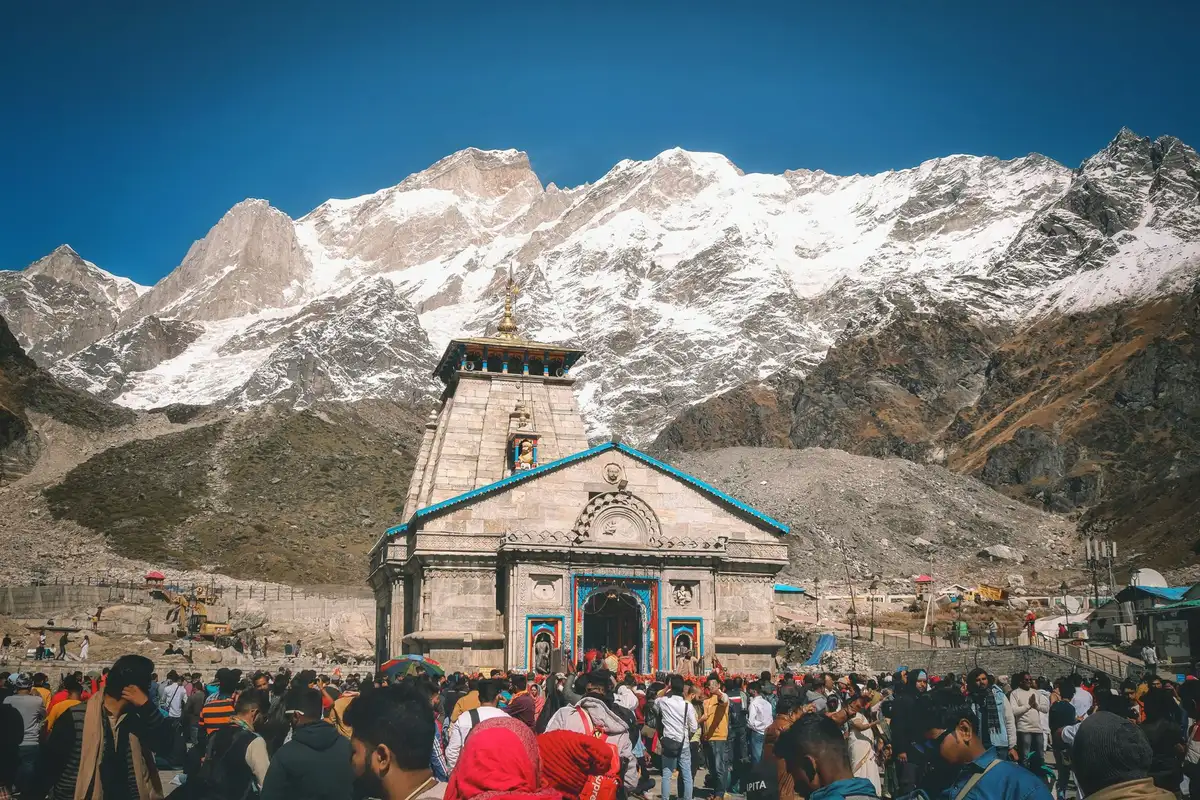 Tempio himalayano incastonato tra i ghiacciai, meta del pellegrinaggio verso le sorgenti sacre