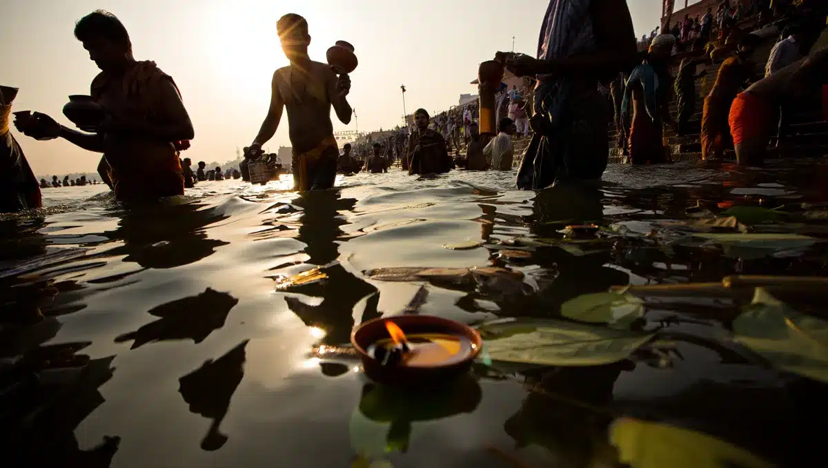 Kanwar yatra a Haridwar: migliaia di pellegrini al Gange per onorare Shiva
