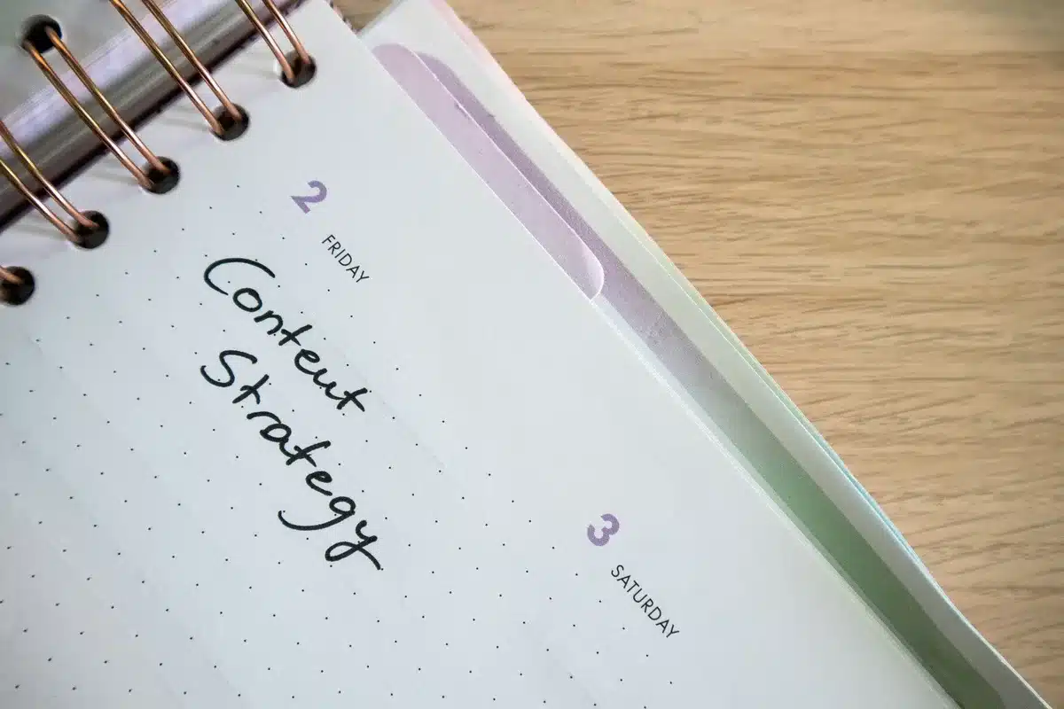Team editoriale riunito attorno a un tavolo per pianificare il calendario dei contenuti