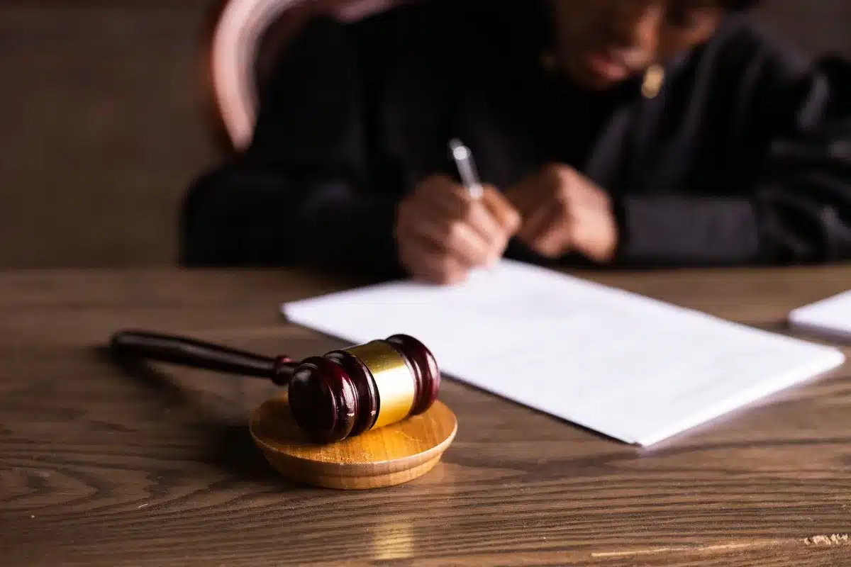 Documenti giudiziari e ordinanza su una scrivania in aula di tribunale