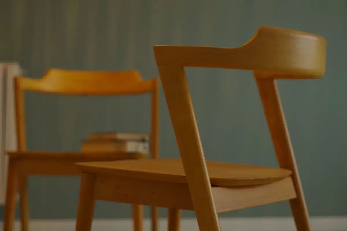 Arredamento Scandinavo con mobili leggeri in legno naturale e ampia finestra che illumina lo spazio