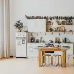 Interno Scandinavo con soffitto in legno naturale, muri in mattoni a vista e pavimento in cemento