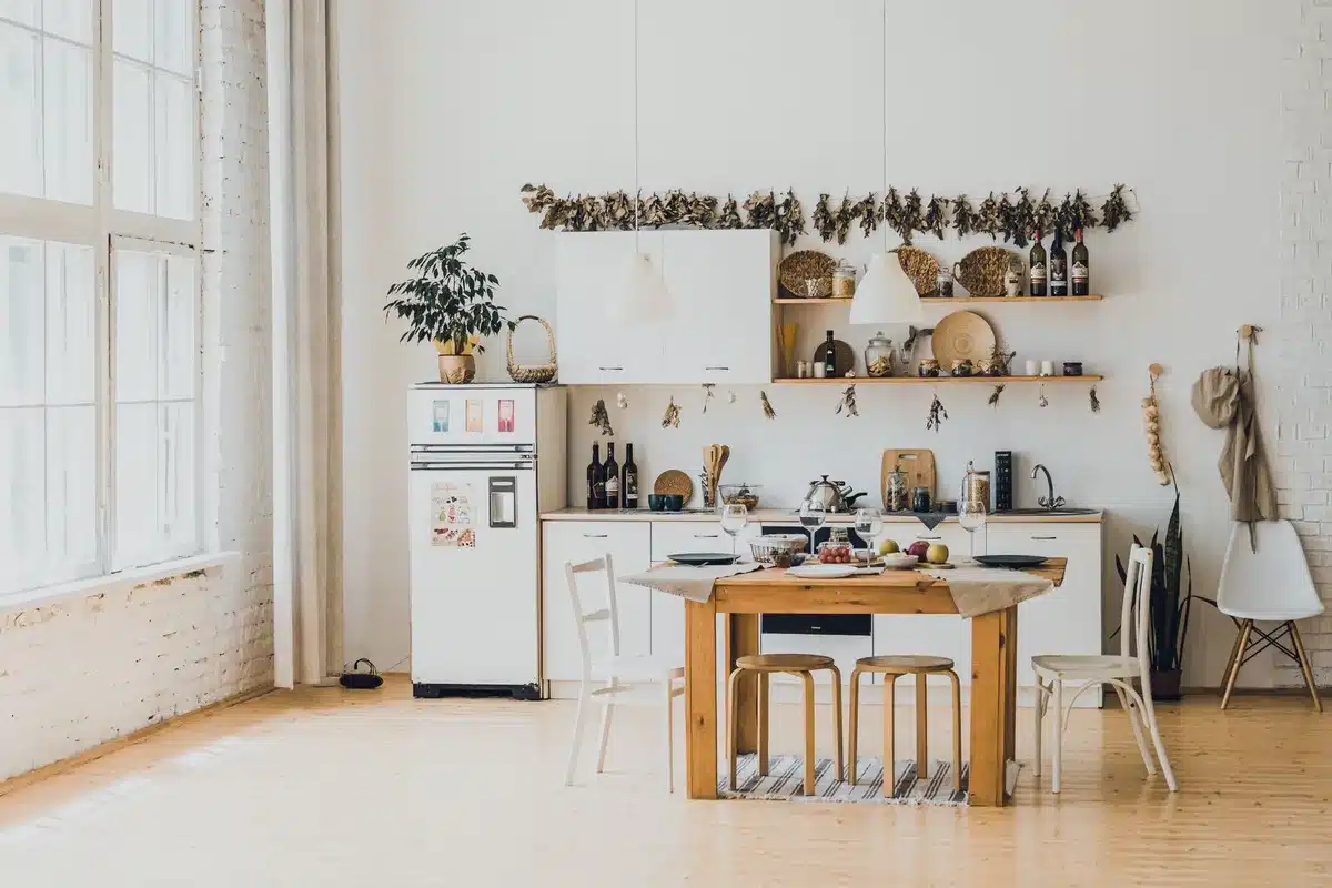 Interno Scandinavo con soffitto in legno naturale, muri in mattoni a vista e pavimento in cemento
