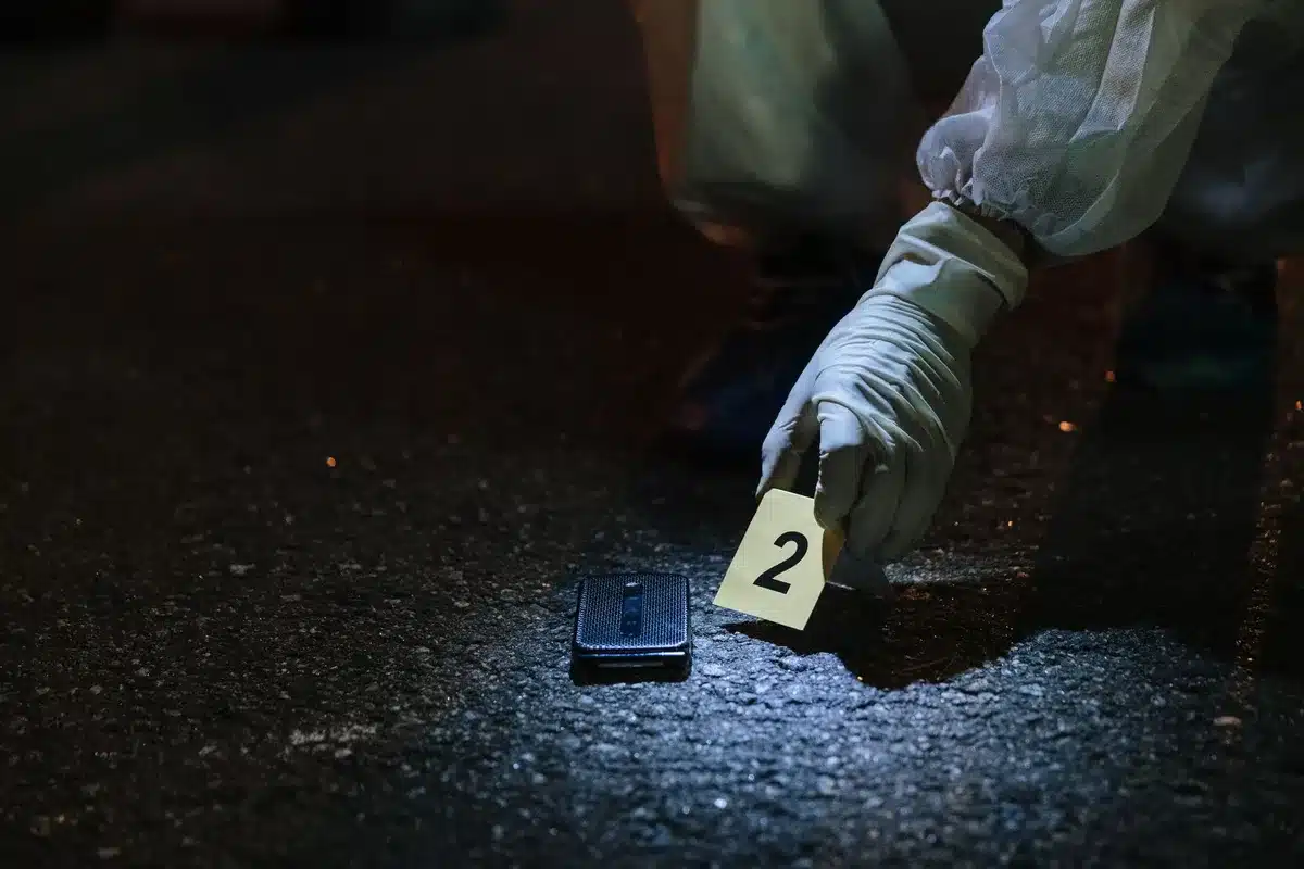Investigatori analizzano tracce digitali e comunicazioni online durante un'indagine di polizia