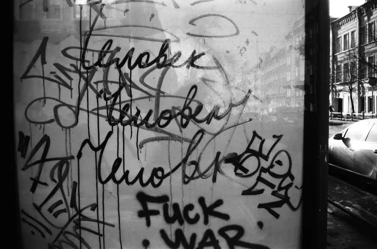 Scritte di protesta e slogan su muri urbani nel centro città