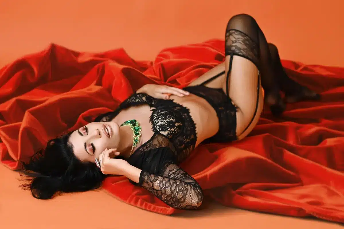 Set di lingerie elegante in pizzo nero e rosso con trasparenze, perfetto per San Valentino