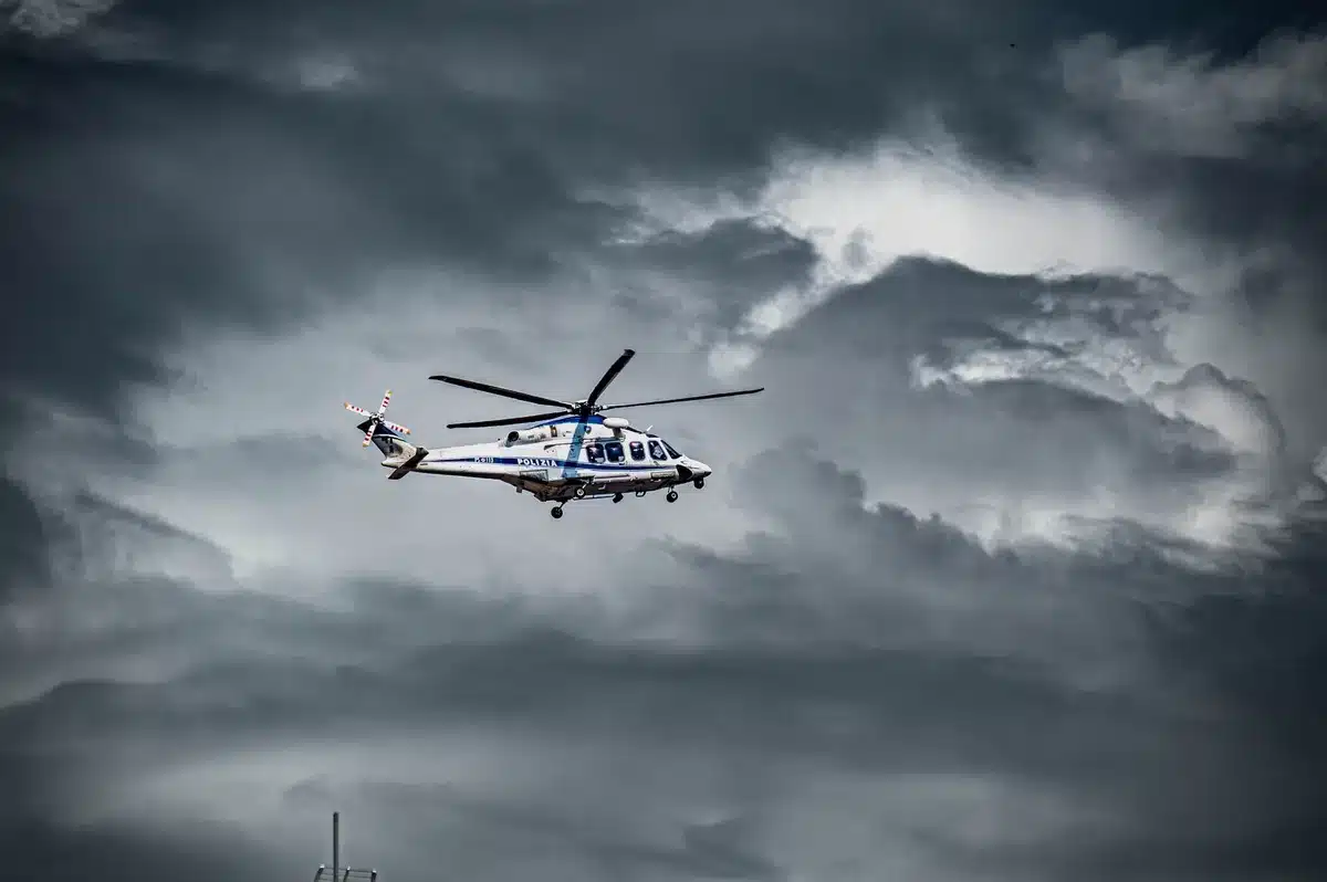 Elicottero di soccorso in azione durante un'operazione notturna in montagna con condizioni meteorologiche avverse