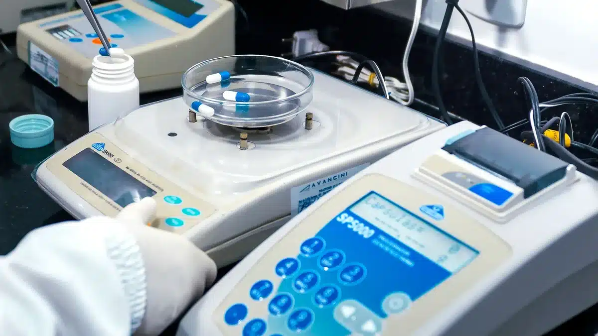 Tecnico di laboratorio esegue test di resistenza su campioni tessili