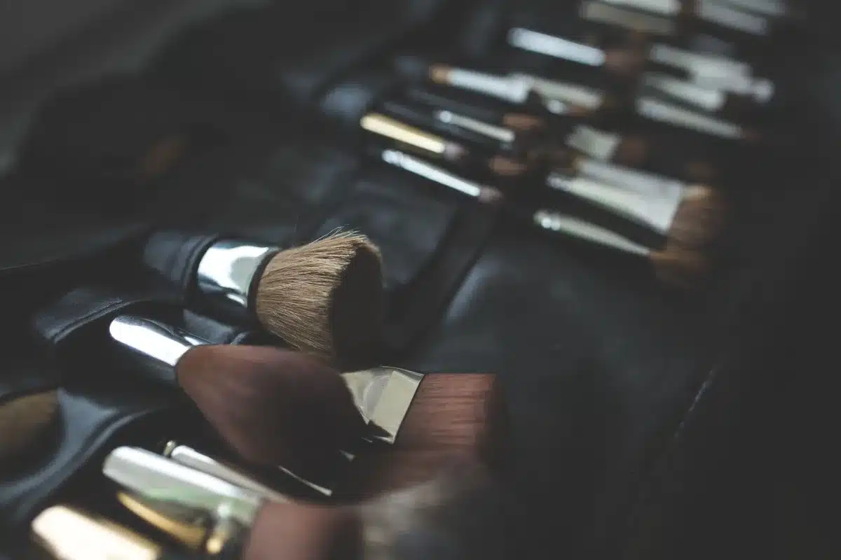 Pennelli professionali e prodotti cosmetici vintage su una superficie di lavoro