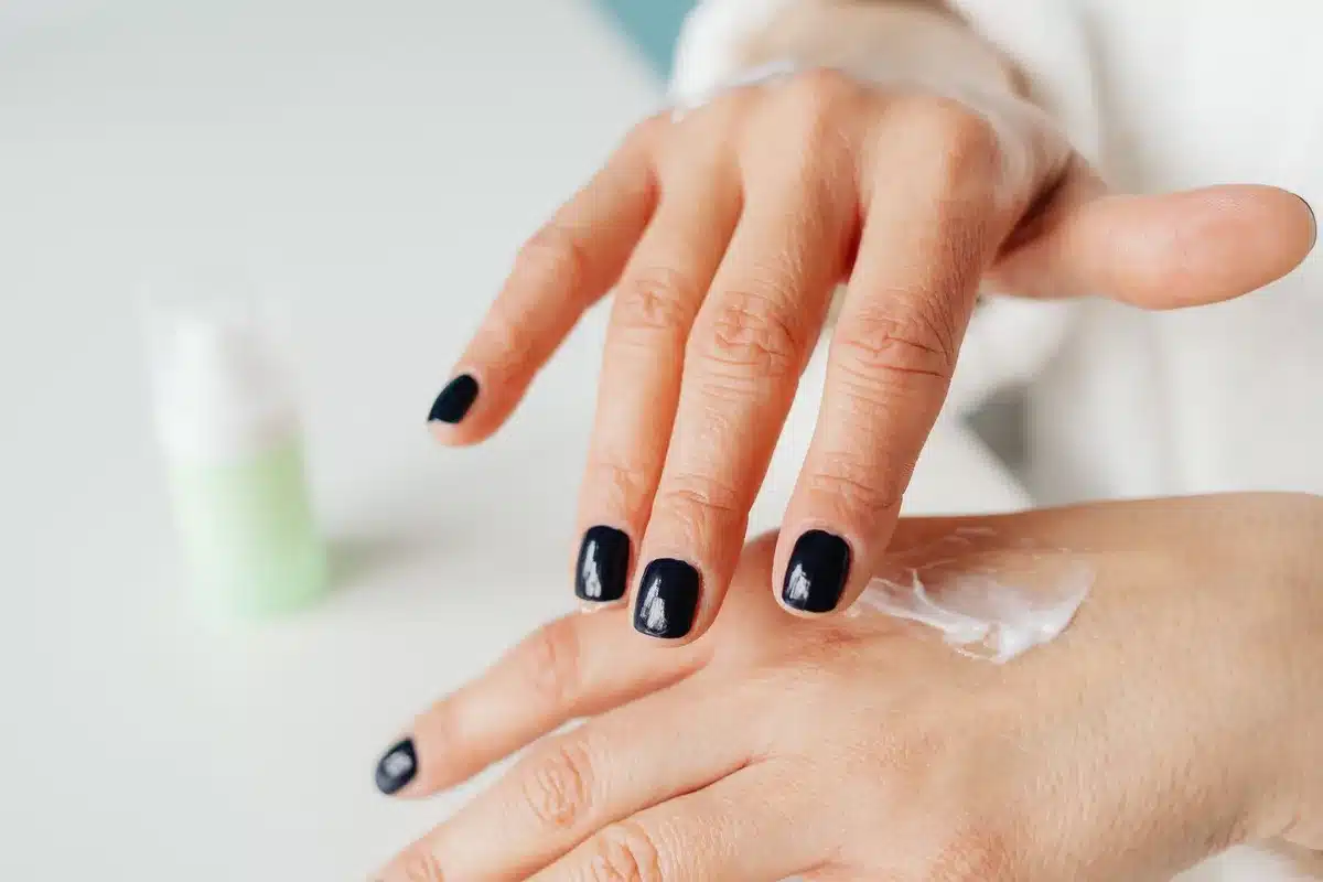 Mani curate con cuticole spinte e superficie levigata, pronte per la manicure