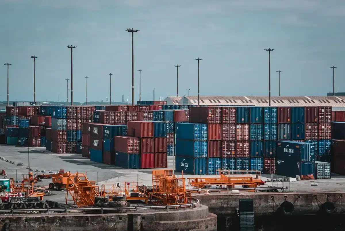 Containers e attrezzature portuali in un terminal logistico