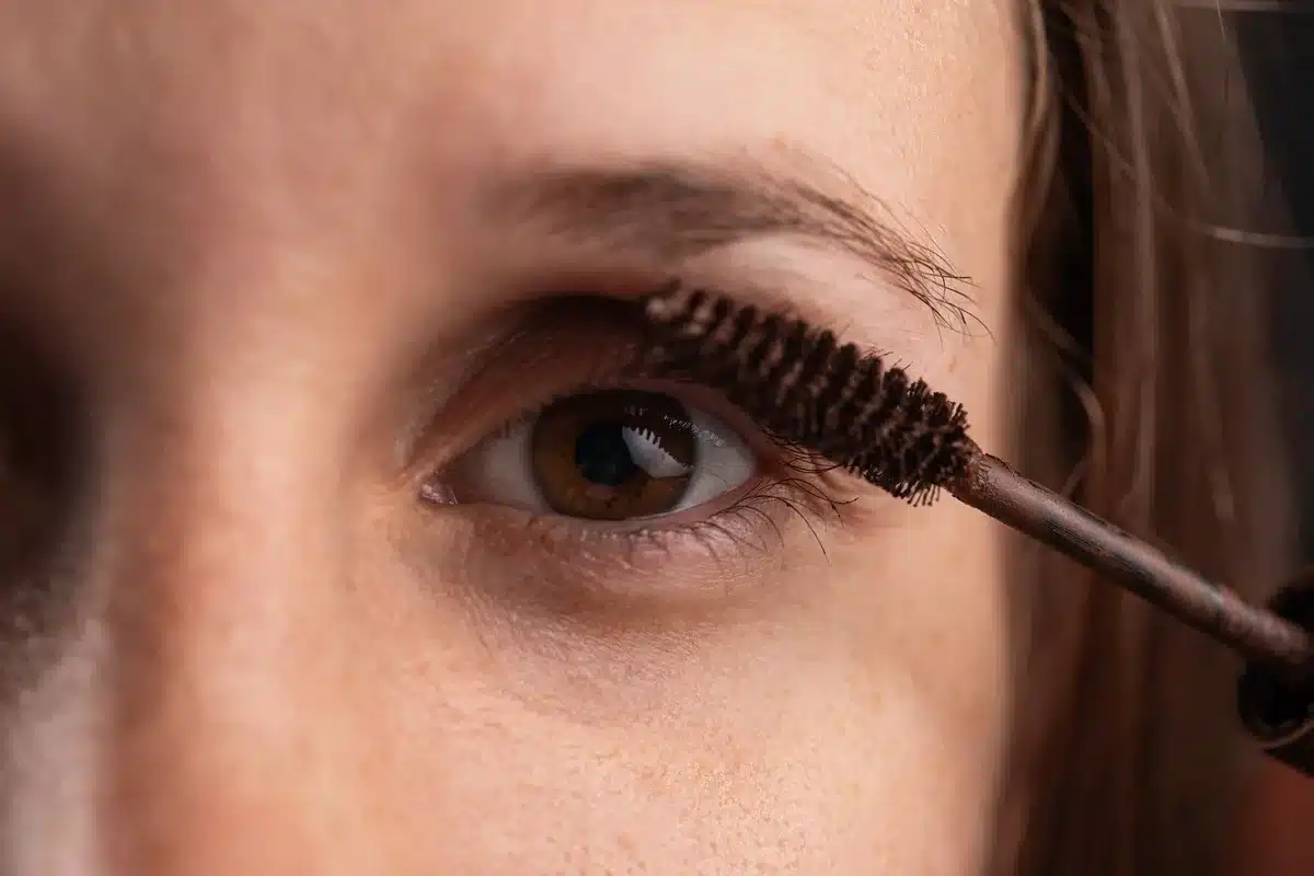 Applicazione di mascara marrone su ciglia con effetto naturale e separato