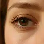 Mascara marrone boom: perché il look naturale sta sostituendo il nero