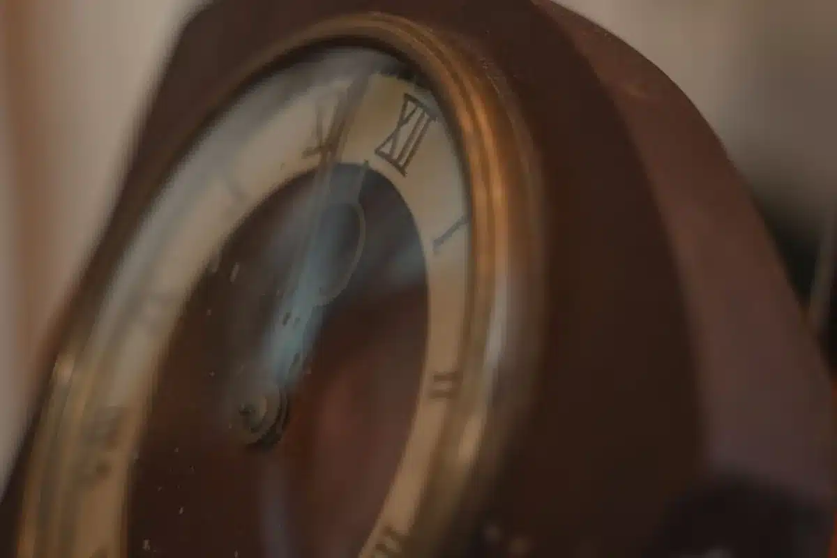 Una donna guarda un orologio, simbolo del tempo che passa e della finestra biologica della fertilità.