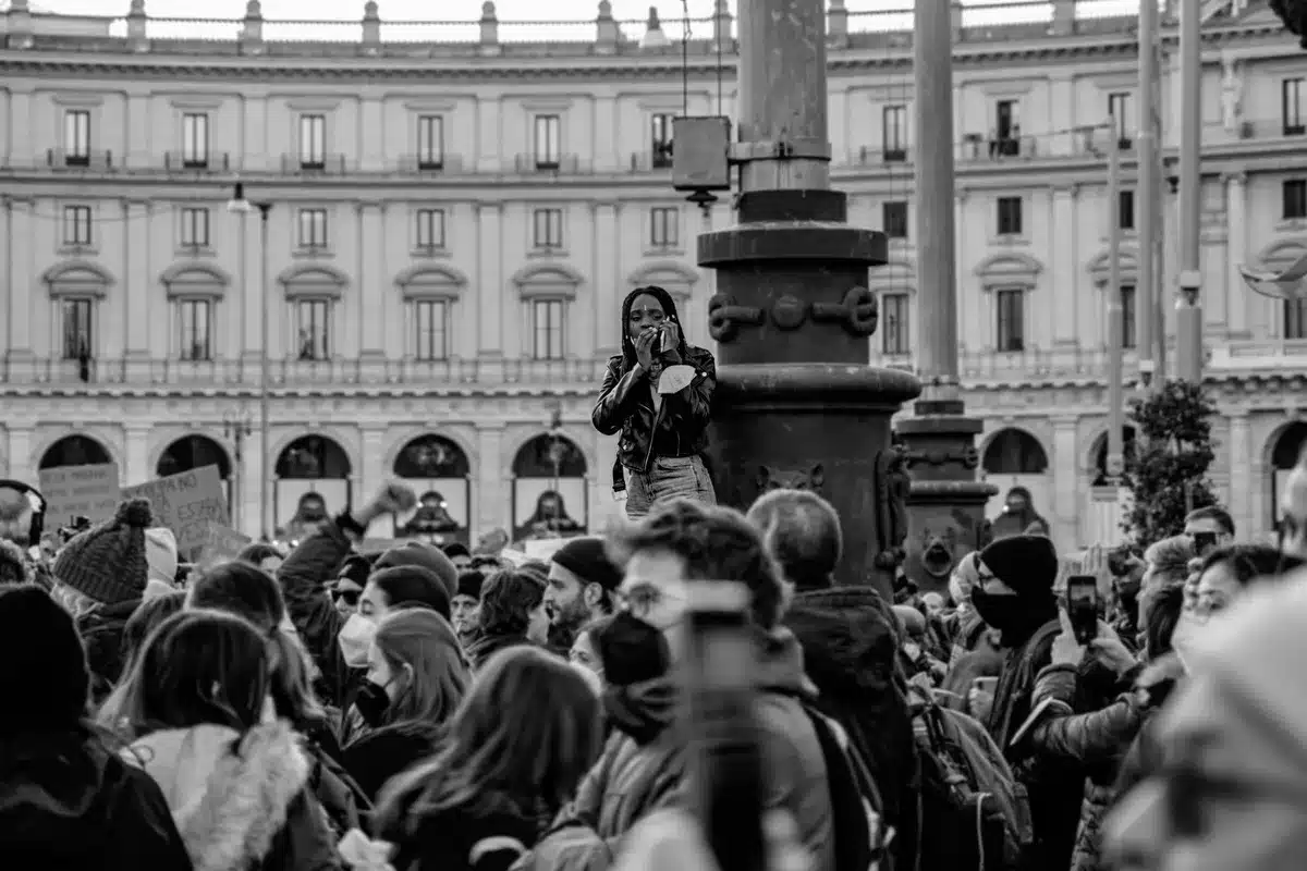 Manifestazione pacifica in piazza con partecipanti che si riuniscono