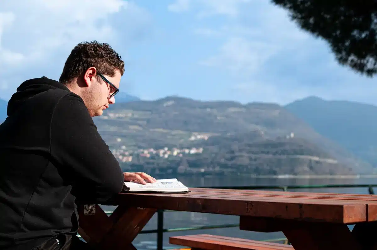 Paesaggio montano con libri sulla natura e l'ambiente