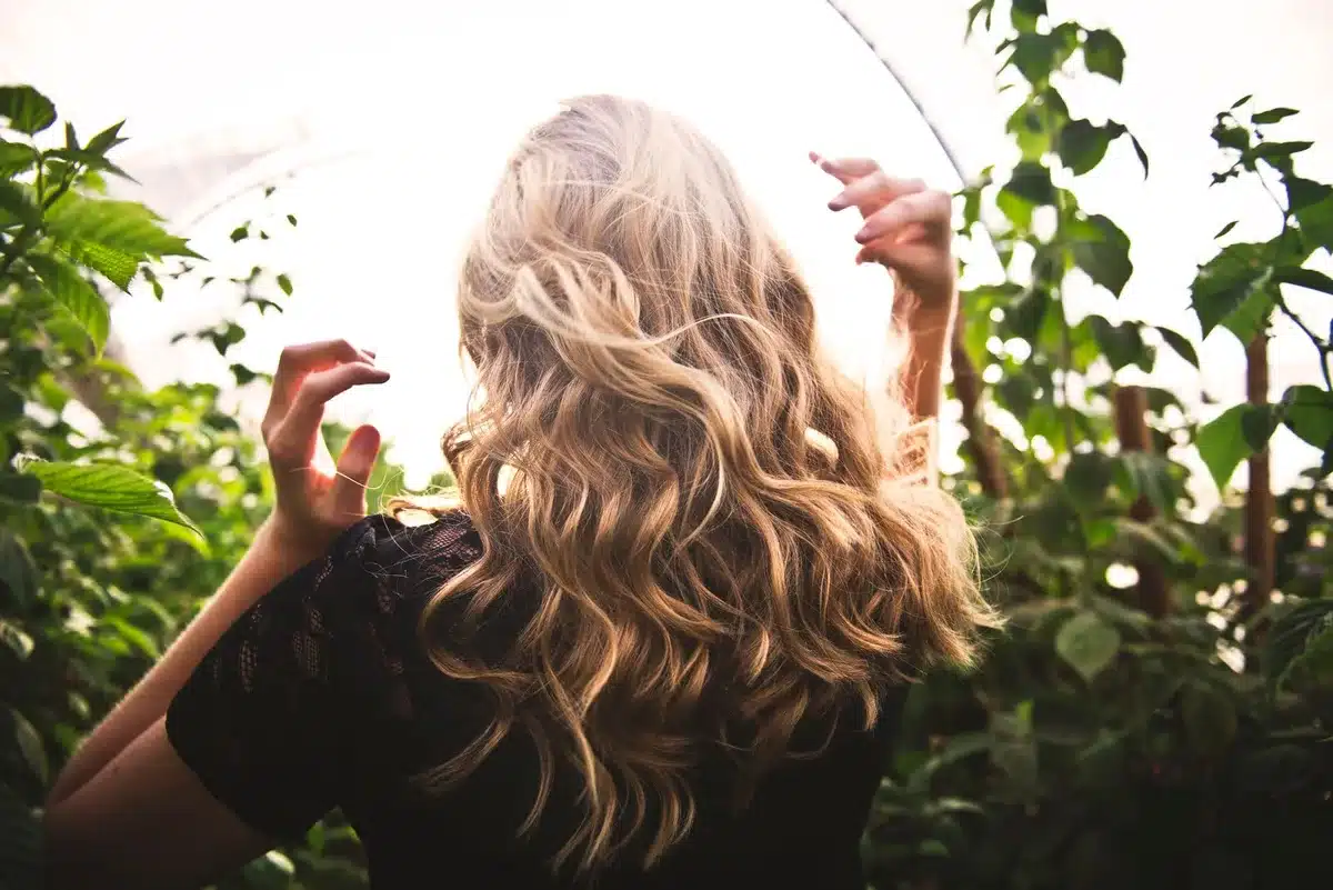Capelli con mèches moderne e sfumature naturali che illuminano il viso