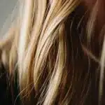 Mèches rinascono in chiave moderna: effetto naturale e meno manutenzione