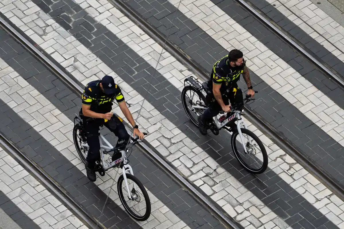 Inseguimento su strada con agenti in azione durante un'operazione antidroga