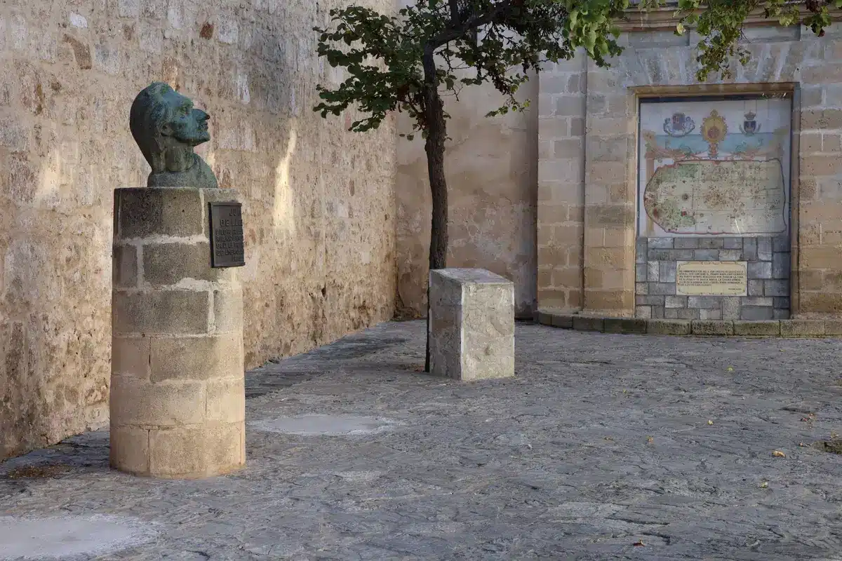 Piazza storica di Monforte d'Alba con targhe commemorative e segnaletica di memoria