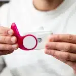 Una persona di mezza età esegue un test funzionale di forza in ambiente clinico
