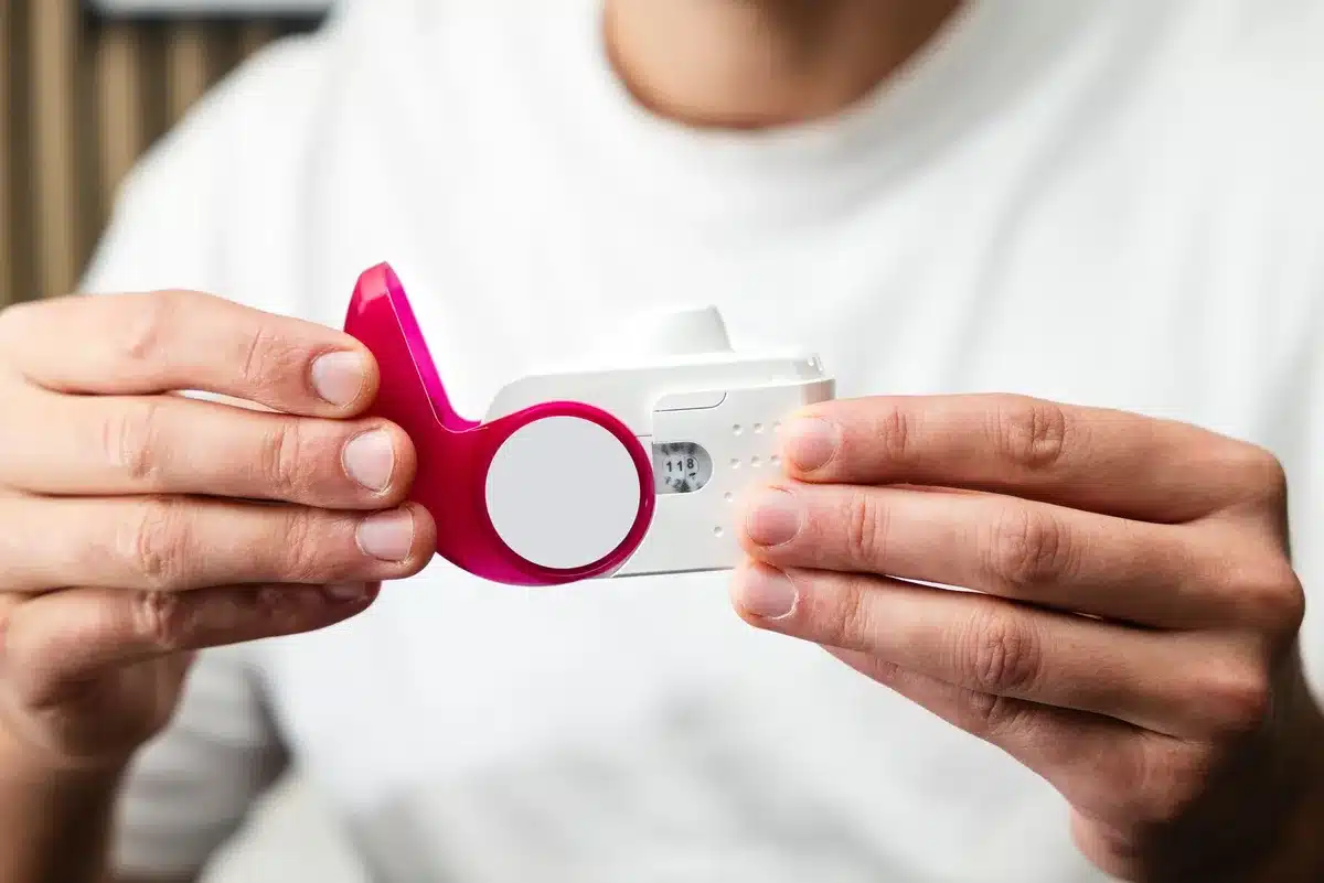 Una persona di mezza età esegue un test funzionale di forza in ambiente clinico