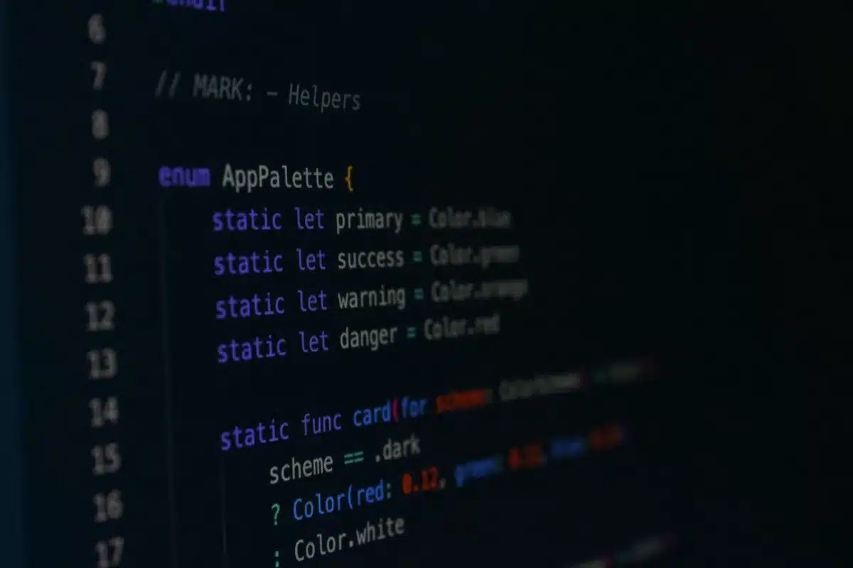 Sviluppatore che implementa soluzioni tecniche per ottimizzare una pagina web